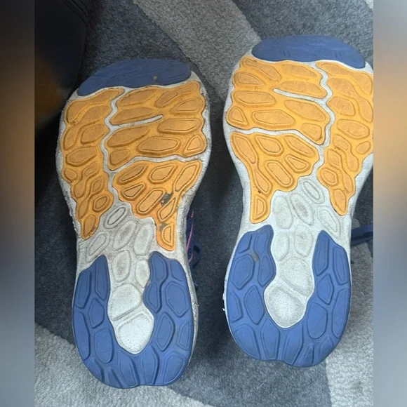 Ladies New Balance sneakers - Picture 2 of 3